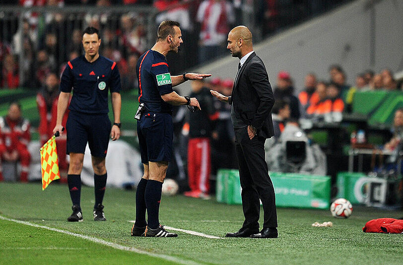 Erster Akt: Die Bayern (Trainer Pep Giardiola) hadern mit den Entscheidungen von Schiedsrichter Gagelmann.