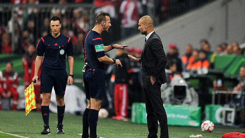 Erster Akt: Die Bayern (Trainer Pep Giardiola) hadern mit den Entscheidungen von Schiedsrichter Gagelmann. Erster Akt: Die Bayern (Trainer Pep Giardiola) hadern mit den Entscheidungen von Schiedsrichter Gagelmann.