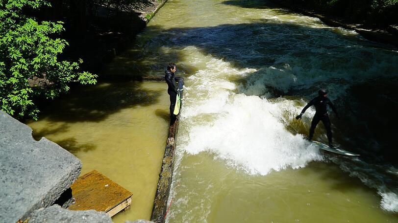 Trotz der Wasserverfärbung wagten sich die Surfer in den Eisbach.