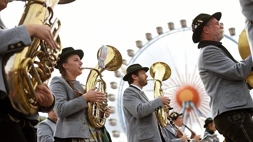 Der Trachtenumzug gehört sicherlich zu den traditionelleren Teilen der Wiesn. Die Bayernpartei sorgt sich um den Rest.
