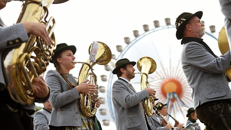 Der Trachtenumzug gehört sicherlich zu den traditionelleren Teilen der Wiesn. Die Bayernpartei sorgt sich um den Rest. Der Trachtenumzug gehört sicherlich zu den traditionelleren Teilen der Wiesn. Die Bayernpartei sorgt sich um den Rest.
