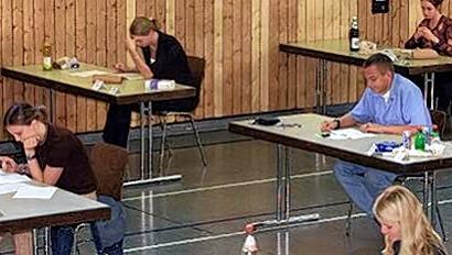 Nicht einfach losschreiben: In der Abiprüfung notieren sich Schüler besser erstmal alle wichtigen Stichpunkte und formulieren dann ihre Antworten. Nicht einfach losschreiben: In der Abiprüfung notieren sich Schüler besser erstmal alle wichtigen Stichpunkte und formulieren dann ihre Antworten.