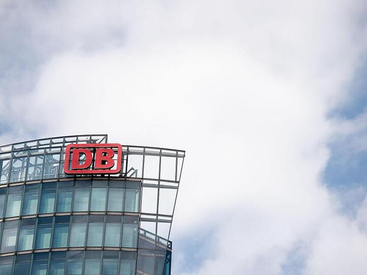 Die Zentrale der Deutschen Bahn am Potsdamer Platz in Berlin: Die Bahn prüft derzeit Beraterverträge mit früheren Managern.