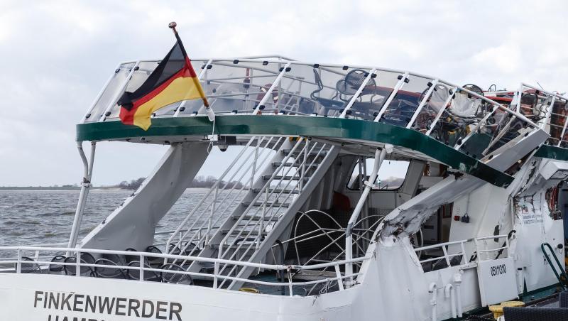 Die beschädigte Elbfähre nach ihrer Kollision mit einem Containerschiff. Die beschädigte Elbfähre nach ihrer Kollision mit einem Containerschiff.
