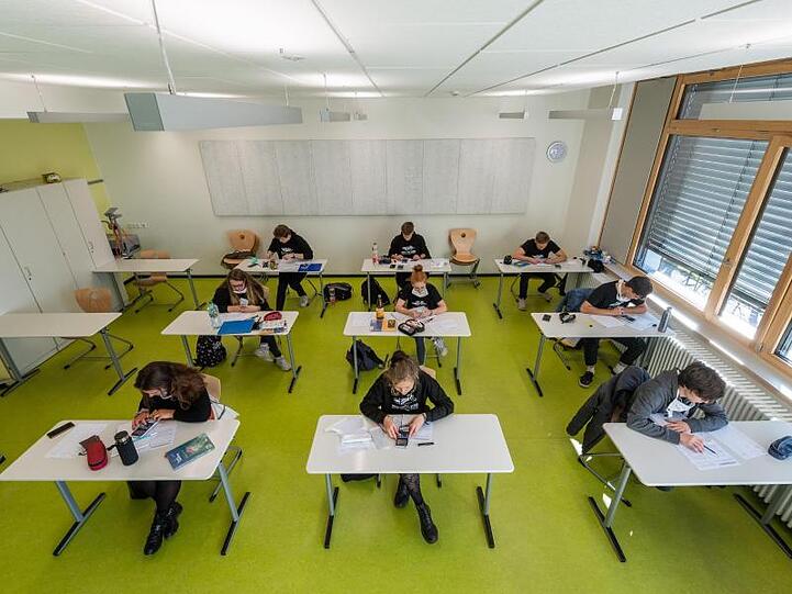 Abiturienten am Gymnasium Dresden Klotzsche sitzen während der Konsultationen in einem Klassenzimmer.