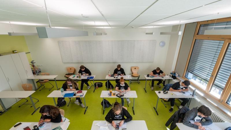 Abiturienten am Gymnasium Dresden Klotzsche sitzen während der Konsultationen in einem Klassenzimmer. Abiturienten am Gymnasium Dresden Klotzsche sitzen während der Konsultationen in einem Klassenzimmer.