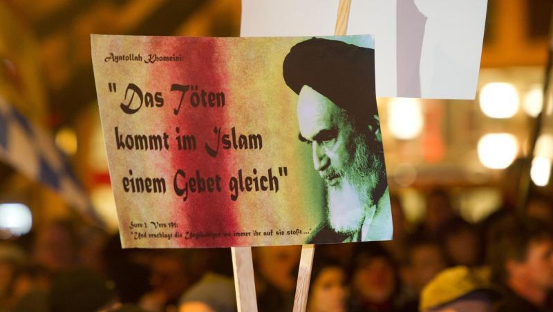 Ein Plakat mit der Aufschrift "Das Töten kommt im Islam einem Gebet gleich" wird bei einer Demonstration der islamfeindlichen Vereinigung "Bagida" von einem Teilnehmer gehalten.