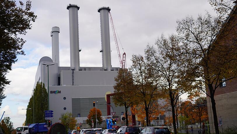 Heizkraftwerk, Verkehr, Gewerbe: Die Gegend ist eher rau. Heizkraftwerk, Verkehr, Gewerbe: Die Gegend ist eher rau.