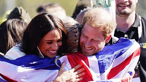 Prinz Harry und Meghan umarmen eine britische Teilnehmerin bei den Invictus Games 2022 in Den Haag