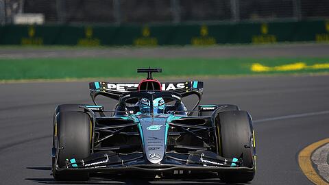 Der Brite George Russell fährt im Mercedes-Boliden auf der Strecke in Melbourne.