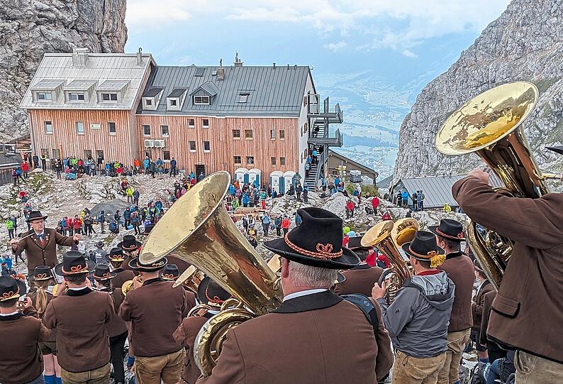 Die Bergmesse hinter dem Riemannhaus in der Ramseider Scharte am Samstag: Sie ist der traditionelle Auftakt zur Almer Wallfahrt, die über das Steinerne Meer zum Königssee führt und alljährlich am Samstag nach dem Bartholomäustag stattfindet.