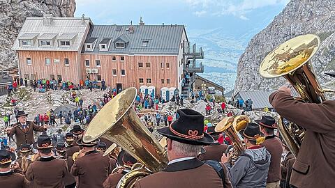 Die Trachtenmusikkapelle Maria Alm unter ihrem Kapellmeister Andreas Machreich bei der Bergmesse am Riemannhaus in der Ramseider Scharte am Samstag: Der Gottesdienst auf  2.177m H&ouml;he ist der traditionelle Auftakt zur Almer Wallfahrt, die &uuml;ber das Steinerne Meer zum K&ouml;nigssee f&uuml;hrt und allj&auml;hrlich am Samstag nach dem Bartholom&auml;ustag stattfindet.