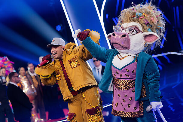 Sänger Pietro Lombardi als enttarnte Figur Rave-Ioli neben dem Sieger-Kostüm Muuhnik Sänger Pietro Lombardi als enttarnte Figur Rave-Ioli neben dem Sieger-Kostüm Muuhnik