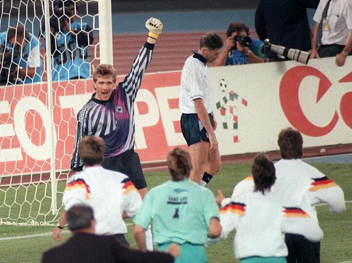 Bodo Illgner (oben) jubelt, die deutsche Elf hat England im Halbfinale im Elfmeterschießen besiegt.