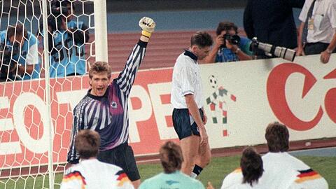 Bodo Illgner (oben) jubelt, die deutsche Elf hat England im Halbfinale im Elfmeterschießen besiegt.