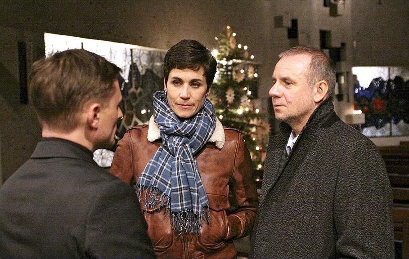 Conny Mey (Nina Kunzendorf) und Frank Steier Joachim Król, rechts) rekonstruieren die letzten Stunden im Leben der Agnes Brendel - auch Pater Markus (Florian Lukas) wurde mit der Ermordeten kurz vor ihrem Tod gesehen.