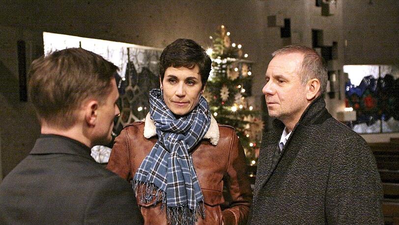 Conny Mey (Nina Kunzendorf) und Frank Steier Joachim Król, rechts) rekonstruieren die letzten Stunden im Leben der Agnes Brendel - auch Pater Markus (Florian Lukas) wurde mit der Ermordeten kurz vor ihrem Tod gesehen. Conny Mey (Nina Kunzendorf) und Frank Steier Joachim Król, rechts) rekonstruieren die letzten Stunden im Leben der Agnes Brendel - auch Pater Markus (Florian Lukas) wurde mit der Ermordeten kurz vor ihrem Tod gesehen.