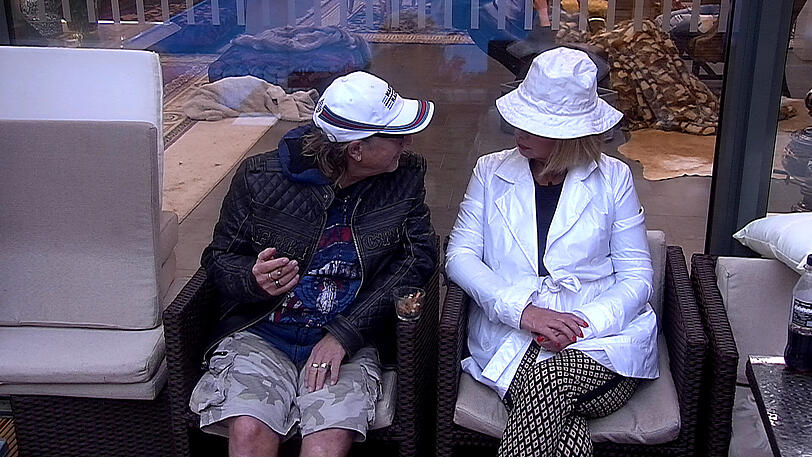 Martin und Marijke im Gespräch im Außenbereich.