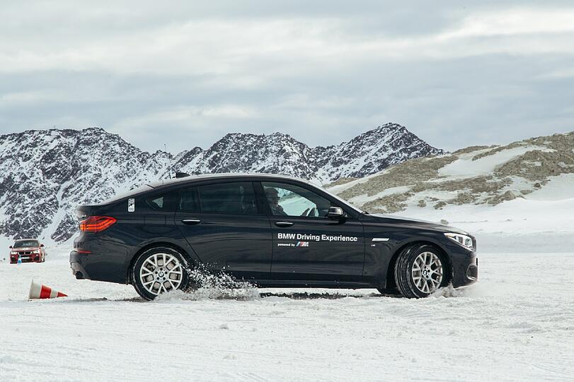 Rutschige Angelegenheit: Bei der Driving Experience von BMW am Gletscher bei Sölden geht es darum, das Fahrzeug mit und ohne elektronische Helfer im Griff zu haben.