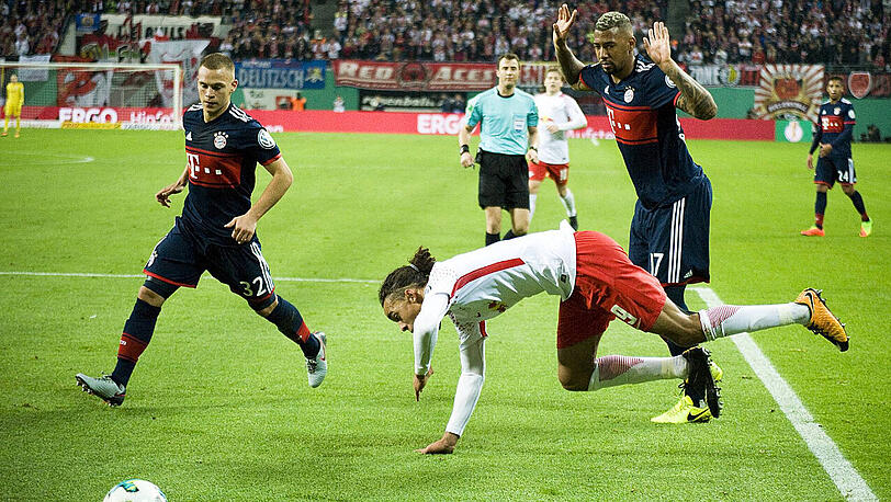 67. Minute: Zwayer entscheidet nach einer vergleichsweise harmlosen Attacke von Boateng gegen Yussuf Poulsen auf Strafstoß. Hummels spricht von einer "königlichen Konzessions-Entscheidung."