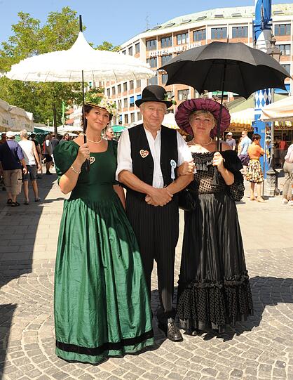 Impressionen vom  dritten Brunnenfest am Viktualienmarkt: Viel Musik, alte Kostüme, ein Tänzchen in Ehren und staunende Besucher.