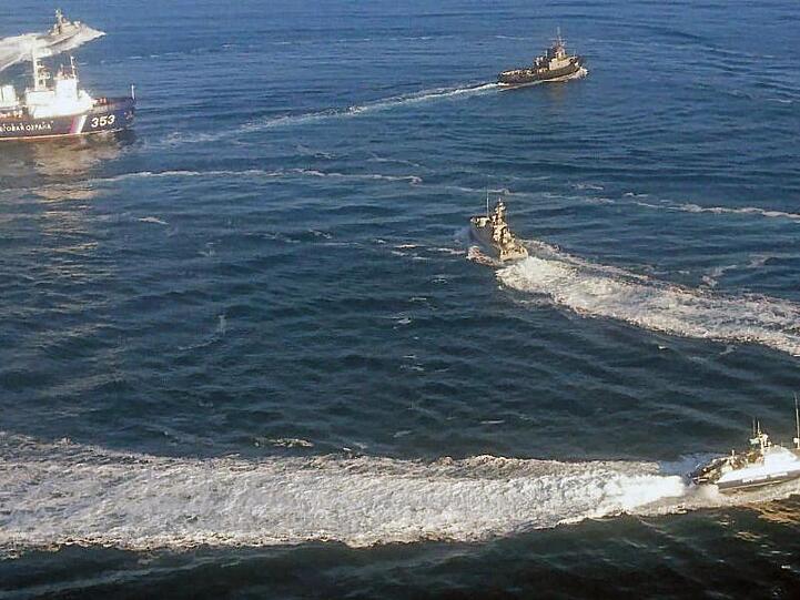 Ukrainische Marineboote fahren an der Halbinsel Krim in der Nähe der Meerenge zum Asowschen Meer in Gewässern, die von Russland beansprucht werden.