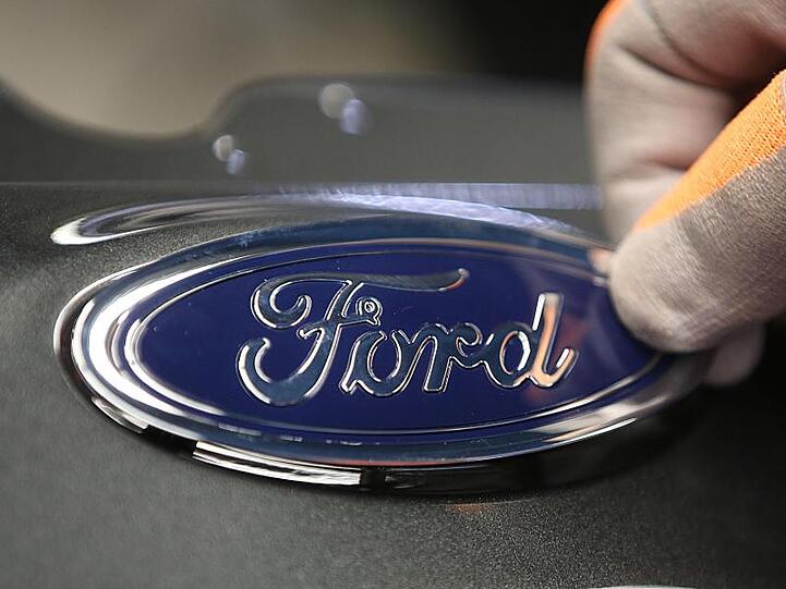 Wie viele Jobs dem Umbau zum Opfer fallen sollen und welche Werke gegebenenfalls betroffen sind, ließ Ford zunächst offen.