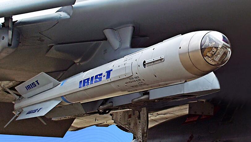 Ein Lenkflugkörper des Systems IRIS-T unter einem Trägerflugzeug. Iris-T kann mit einer Abschussanlage auch vom Boden aus zum Einsatz kommen. Ein Lenkflugkörper des Systems IRIS-T unter einem Trägerflugzeug. Iris-T kann mit einer Abschussanlage auch vom Boden aus zum Einsatz kommen.
