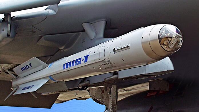 Ein Lenkflugkörper des Systems IRIS-T unter einem Trägerflugzeug. Iris-T kann mit einer Abschussanlage auch vom Boden aus zum Einsatz kommen.
