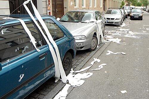 Auswüchse der Freinacht: In Ramersdorf wurden Autoscheiben eingeschlagen (o.), in der Au wurden Autos mit Klopapier &bdquo;verziert&ldquo;.