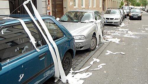 Auswüchse der Freinacht: In Ramersdorf wurden Autoscheiben eingeschlagen (o.), in der Au wurden Autos mit Klopapier „verziert“. Auswüchse der Freinacht: In Ramersdorf wurden Autoscheiben eingeschlagen (o.), in der Au wurden Autos mit Klopapier „verziert“.
