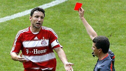 Zweimal Gelb ergibt Rot: Schiedsrichter Herbert Fandel (l.) zeigt Bayerns Kapitän Mark van Bommel die Rote Karte. Zweimal Gelb ergibt Rot: Schiedsrichter Herbert Fandel (l.) zeigt Bayerns Kapitän Mark van Bommel die Rote Karte.