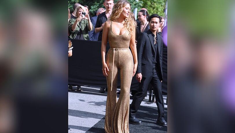 Vierfach-Mama Blake Lively im goldenen Jumpsuit bei der New York Fashion Week.