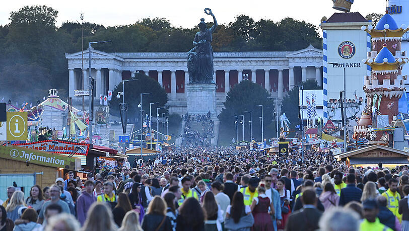 Zweimal ist das Oktoberfest wegen Corona ausgefallen. Wie hoch ist die Gefahr bei einem Bierzelt-Besuch in diesem Jahr zu erkranken? Zweimal ist das Oktoberfest wegen Corona ausgefallen. Wie hoch ist die Gefahr bei einem Bierzelt-Besuch in diesem Jahr zu erkranken?