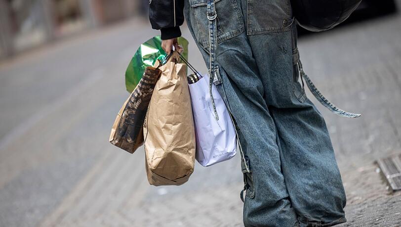 Die Menschen in Deutschland scheuen zurzeit eher größere Anschaffungen, weil sie sich Sorgen um ihren Job machen. (Symbolbild)