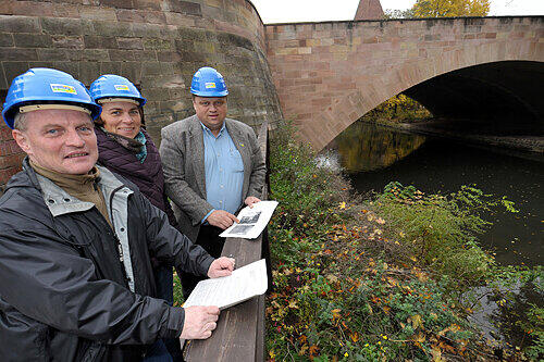 Bröckelnde Hallertor-Brücke: Wolfgang Klemm, Christine Seer und Ralph Hoffmann von den Grünen sehen Handlungsbedarf.