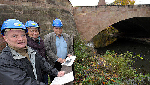 Bröckelnde Hallertor-Brücke: Wolfgang Klemm, Christine Seer und Ralph Hoffmann von den Grünen sehen Handlungsbedarf. Bröckelnde Hallertor-Brücke: Wolfgang Klemm, Christine Seer und Ralph Hoffmann von den Grünen sehen Handlungsbedarf.