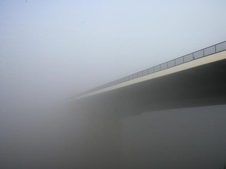 Wieder haben Unbekannte von einer Autobahnbrücke einen Wagen beworfen.
