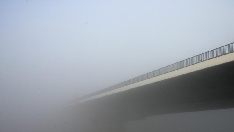 Wieder haben Unbekannte von einer Autobahnbrücke einen Wagen beworfen. Wieder haben Unbekannte von einer Autobahnbrücke einen Wagen beworfen.