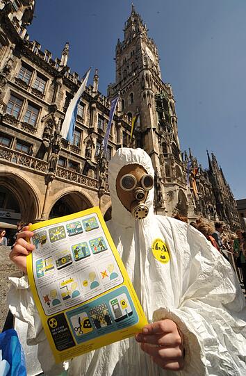 Auf dem Marienplatz demonstrieren Atomkraftgegner am Samstag gegen die Atomkraft.