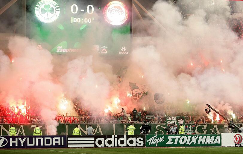 Schwere Aussreitungen in Athen: Im Duell zwischen Panathinaikos und Olympiakos geriet der Fußball zur Nebensache. Chaoten ließen es im Athener Stadion brennen, es gab viele Verletzte. Das Spiel wurde abgebrochen. Die Bilder