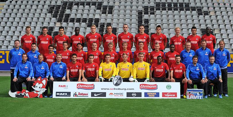 Die Mannschaft des SC Freiburg: Hintere Reihe: Immanuel Höhn, Sebastian Freis, Mensur Mujdza, Fallou Diagne, Matthias Ginter, Julian Schuster, Pavel Krmas,Johannes Flum, Ivan Santini, Jan Rosenthal, Beg Ferati, Garra Dembélé. Mittlere Reihe, v.li.: Mannschaftsarzt Dr. Andreas Aust, Busfahrer Stefan Spohn, Ezequiel Calvente, Oliver Sorg, Marco Terrazzino, Erik Jendrisek, Vegar Eggen Hedenstad, Anton Putsila, Max Kruse, Jonathan Schmid, Cédrick Makiadi, Trainer Christian Streich, Co-Trainer Lars Voßler, Co-Trainer Patrick Baier. Vordere Reihe, v.li.: Physiotherapeut Markus Behrens, Physiotherapeut Uwe Vetter, Physiotherapeut Torge Schwarz, Mounir Bouziane, Christian Günter, Alexander Schwolow, Oliver Baumann, Daniel Batz, Karim Guédé, Daniel Caligiuri, Torwarttrainer Andreas Kronenberg, Athletiktrainer Simon Ickert.