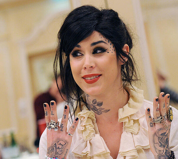 Die Tätowiererin Kat von D ist auch am sämtlichen Stellen ihres Körpers tätowiert. Im letzten Jahr hat sie das Buch "Tattoo Chronicles" veröffentlicht, in dem sie über ihr Leben und ihre Kunst schreibt.