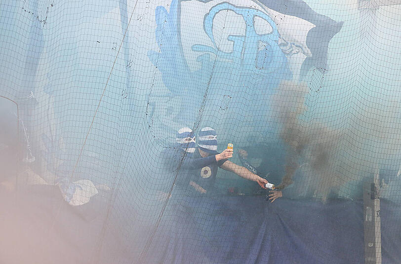Böller, Rauch, vermummte Fans: Schon wieder Pyro-Ärger beim TSV 1860 München. Die Bilder vom Bornheimer Hang in Frankfurt.