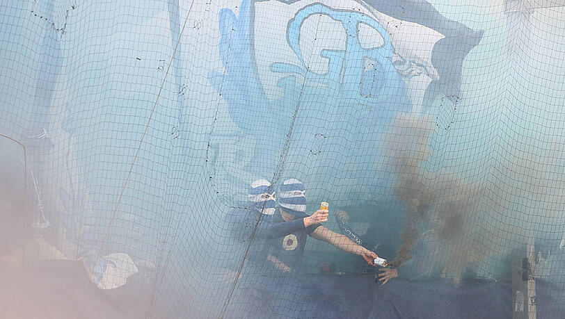 Böller, Rauch, vermummte Fans: Schon wieder Pyro-Ärger beim TSV 1860 München. Die Bilder vom Bornheimer Hang in Frankfurt. Böller, Rauch, vermummte Fans: Schon wieder Pyro-Ärger beim TSV 1860 München. Die Bilder vom Bornheimer Hang in Frankfurt.
