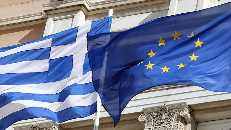Die griechische und die europäische Flagge in Athen. Der griechische Finanzminister Euklid Tsakalotos ist mit einer Delegation griechischer Minister und Experten nach Brüssel gereist, um dort mit Gläubigern über Reformen zu verhandeln.