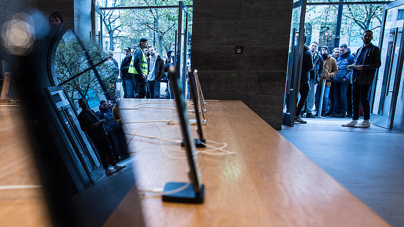 Apple-Store am Kurfürstendamm in Berlin: Drinnen das Objekt der Begierde, draußen die Schlange der Wartenden.