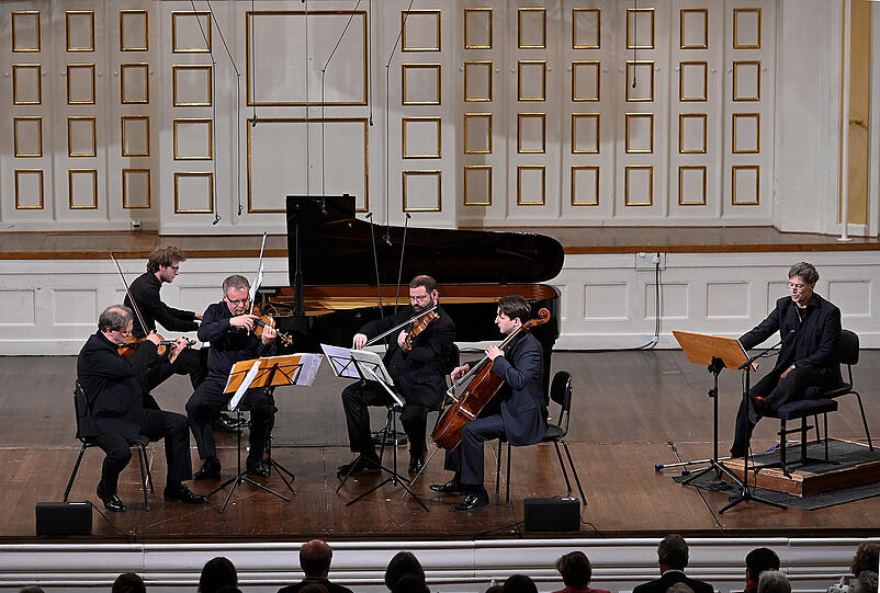 Musiker der Staatskapelle Dresden mit Tobias Moretti im Mozarteum.