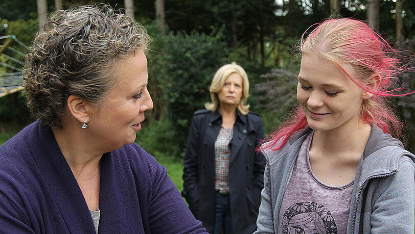 Mutter und vermeintliche Tochter sind glücklich, die Kommissarin Inga Lürsen (Sabine Postel) nicht: Silke Althoff (Gabriela Maria Schmeide) und Fiona Althoff (Gro Swantje Kohlhof)