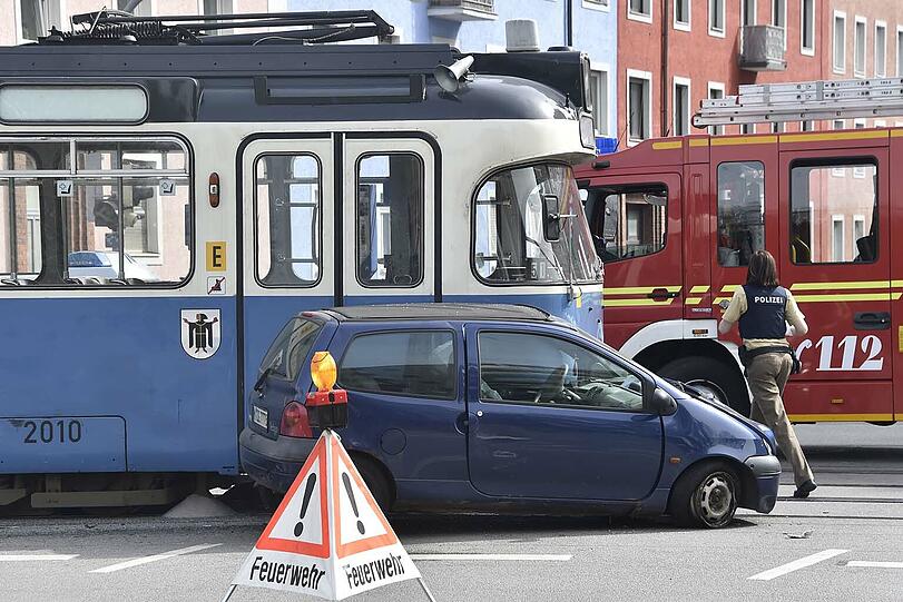 Die Tram erwischte den Twingo und schleifte ihn ein kurzes Stück mit.